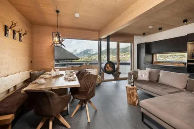 Ein Sitzbereich in der Unterkunft Holzlodge Chalets Nähe Obertauern