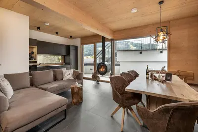 Ein Sitzbereich in der Unterkunft Holzlodge Chalets Nähe Obertauern