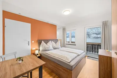 Ein Bett oder Betten in einem Zimmer der Unterkunft Hallstatt Lakeside Top 4 - Zimmer mit Balkon