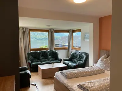 Ein Sitzbereich in der Unterkunft Hallstatt Lakeside Top 2 - Zimmer mit Gartenzugang