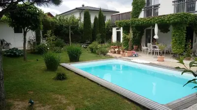 Der Swimmingpool an oder in der Nähe von Haus mit mediterranem Flair