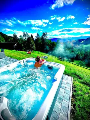 Der Swimmingpool an oder in der Nähe von Chalet Bergblick