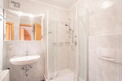 Ein Badezimmer in der Unterkunft Haus Holzer