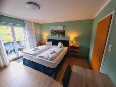 Ein Bett oder Betten in einem Zimmer der Unterkunft B&B Hallstatt Lake OBERTRAUN self check in