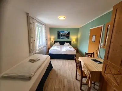 Ein Bett oder Betten in einem Zimmer der Unterkunft B&B Hallstatt Lake OBERTRAUN self check in