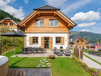 Ein allgemeiner Bergblick oder ein Berglick von des Ferienhauses aus