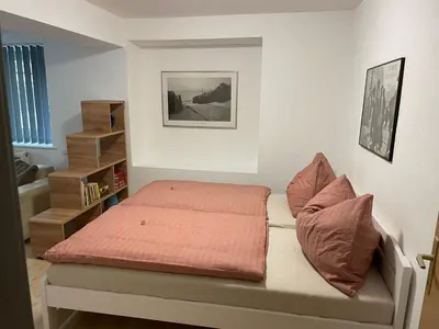 Ein Bett oder Betten in einem Zimmer der Unterkunft Wohnen im ehemaligen Kloster in Schörfling am Attersee