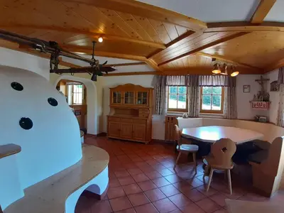Ein Sitzbereich in der Unterkunft Lachtalhütte
