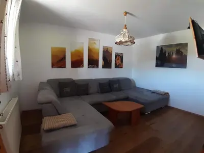 Ein Sitzbereich in der Unterkunft Lachtalhütte