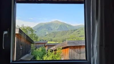 Ein allgemeiner Bergblick oder ein Berglick von des Ferienhauses aus