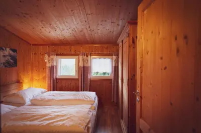 Ein Bett oder Betten in einem Zimmer der Unterkunft Hüttendorf Hohentauern - Dein Feriendomizil in den Bergen