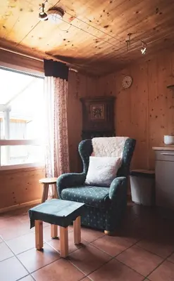 Ein Sitzbereich in der Unterkunft Hüttendorf Hohentauern - Dein Feriendomizil in den Bergen