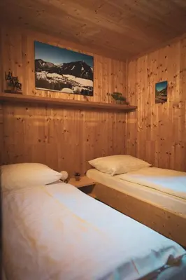 Ein Bett oder Betten in einem Zimmer der Unterkunft Hüttendorf Hohentauern - Dein Feriendomizil in den Bergen