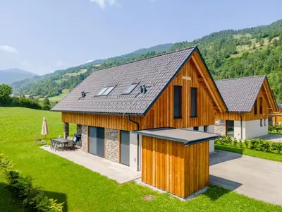 Ein allgemeiner Bergblick oder ein Berglick von des Ferienhauses aus