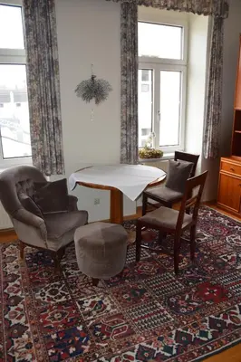 Ein Sitzbereich in der Unterkunft Garconniere im ehemaligen Hotel Austria