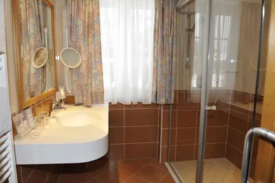 Ein Badezimmer in der Unterkunft Pension Hochleitner am Schloßpark