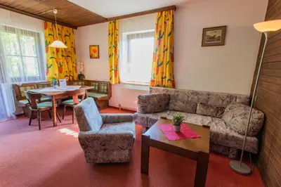 Ein Sitzbereich in der Unterkunft Huberhof 4 by Alpenidyll Apartments