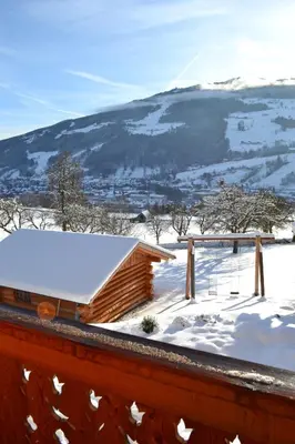 Ein allgemeiner Bergblick oder ein Berglick von des Bauernhofs aus