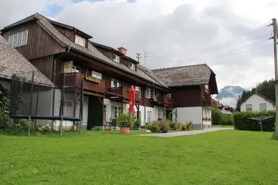 Ein Garten an der Unterkunft Ferienwohnung Grimmingblick - Auszeit vom Alltag