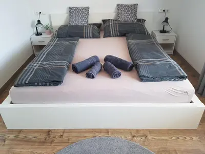 Ein Bett oder Betten in einem Zimmer der Unterkunft Ferienwohnung Grimmingblick - Auszeit vom Alltag