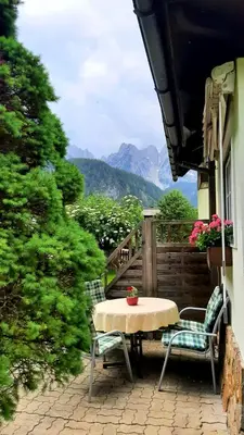 Ein allgemeiner Bergblick oder ein Berglick von des Ferienhauses aus