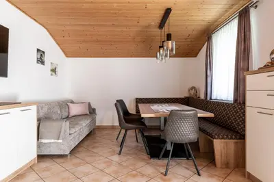 Ein Sitzbereich in der Unterkunft Gschwendtners Apartment