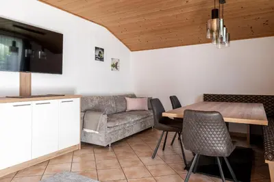 Ein Sitzbereich in der Unterkunft Gschwendtners Apartment