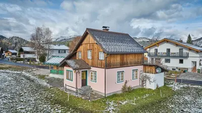 Das Gebäude in dem sich das Ferienhaus befindet