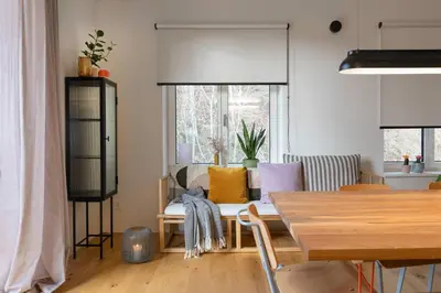 Ein Sitzbereich in der Unterkunft Design-Apartment mit Terrasse & Abendsonne I 71 m2 in alter Villa im Almtal I Parkplatz inklusive