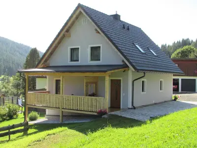 Das Gebäude in dem sich das Ferienhaus befindet