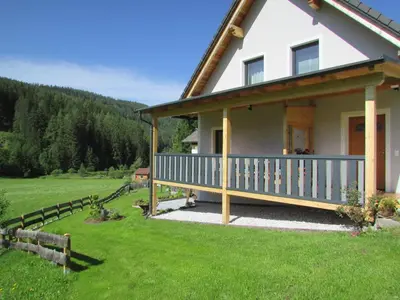 Das Gebäude in dem sich das Ferienhaus befindet