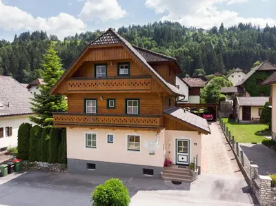 Das Gebäude in dem sich die Ferienwohnung befindet