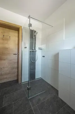 Ein Badezimmer in der Unterkunft good-goisern hotel