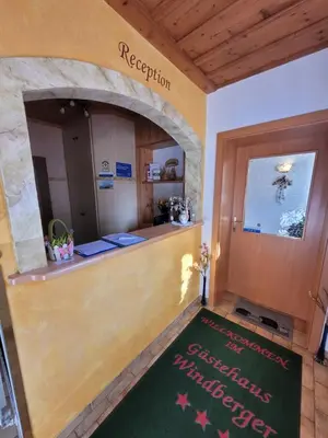 Lobby/Rezeption in der Unterkunft Komfort Appartement Windberger, 5m to ski slope, 200m to cable car, Schladming Dachsteincard inklusive