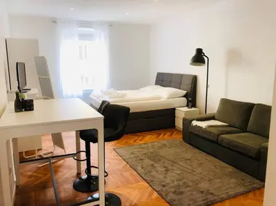 Ein Bett oder Betten in einem Zimmer der Unterkunft Fewo Kuferzeile Gmunden seenähe