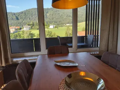 Ein allgemeiner Bergblick oder ein Berglick von der Ferienwohnung aus