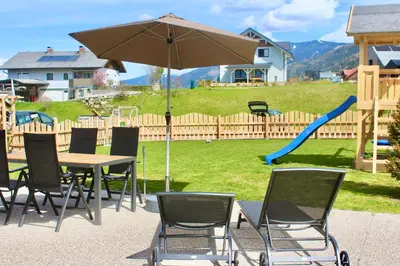Ein allgemeiner Bergblick oder ein Berglick von des Ferienhauses aus