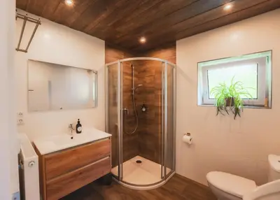 Ein Badezimmer in der Unterkunft Haus Biechl mit Blick auf die Burg Hohenwerfen