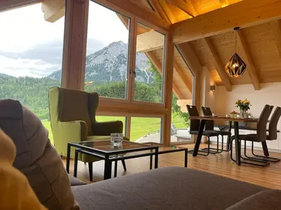 Ein allgemeiner Bergblick oder ein Berglick von der Ferienwohnung aus