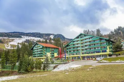 Ein allgemeiner Bergblick oder ein Berglick von des Aparthotels aus