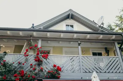 Ein Balkon oder eine Terrasse in der Unterkunft A cozy home away from home