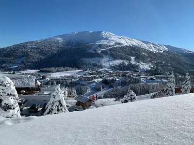 Ein allgemeiner Bergblick oder ein Berglick von des Ferienhauses aus