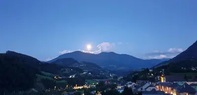 Ein allgemeiner Bergblick oder ein Berglick von der Ferienwohnung aus