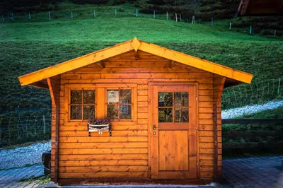 Das Gebäude in dem sich das Ferienhaus befindet