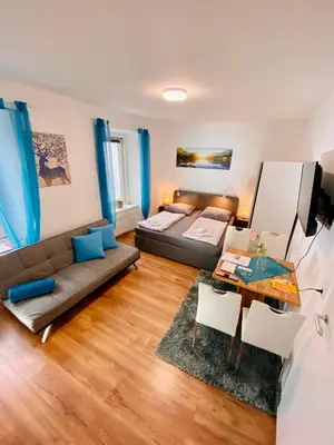 Ein Bett oder Betten in einem Zimmer der Unterkunft Einzimmer-Apartment 25 m2 Gartenzinken im Zentrum von Bad Ischl