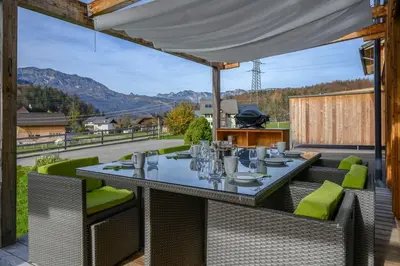 Ein allgemeiner Bergblick oder ein Berglick von des Ferienhauses aus