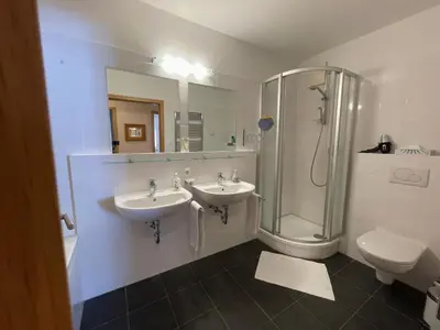 Ein Badezimmer in der Unterkunft Lovely 3 Bedroom Apartment, Ski in/Ski out
