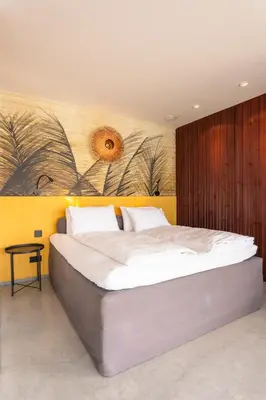 Ein Bett oder Betten in einem Zimmer der Unterkunft ORANGE LOUNGE Attersee