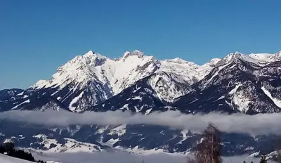 Ein allgemeiner Bergblick oder ein Berglick von des Ferienhauses aus