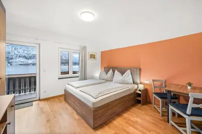 Ein Bett oder Betten in einem Zimmer der Unterkunft Hallstatt Lakeside Top 5 - Zimmer mit Balkon